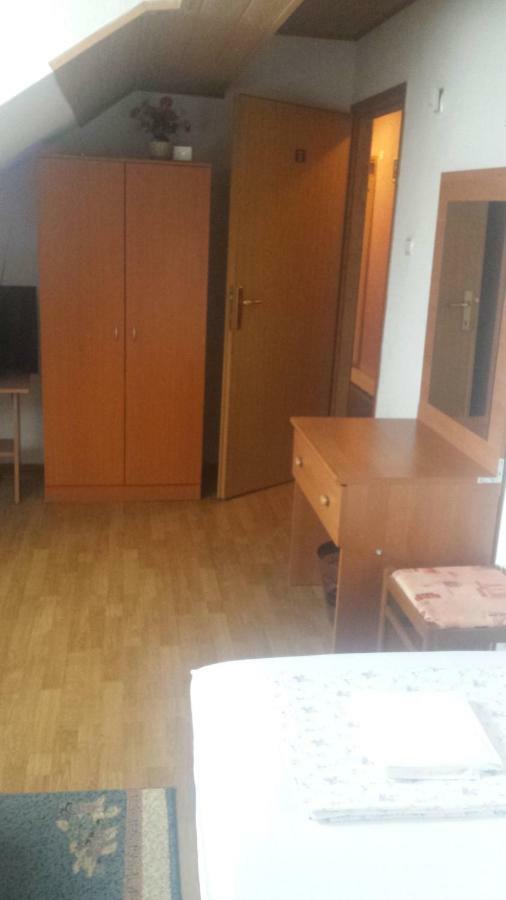 Rooms Mostanje คาร์โลวัตส์ ภายนอก รูปภาพ